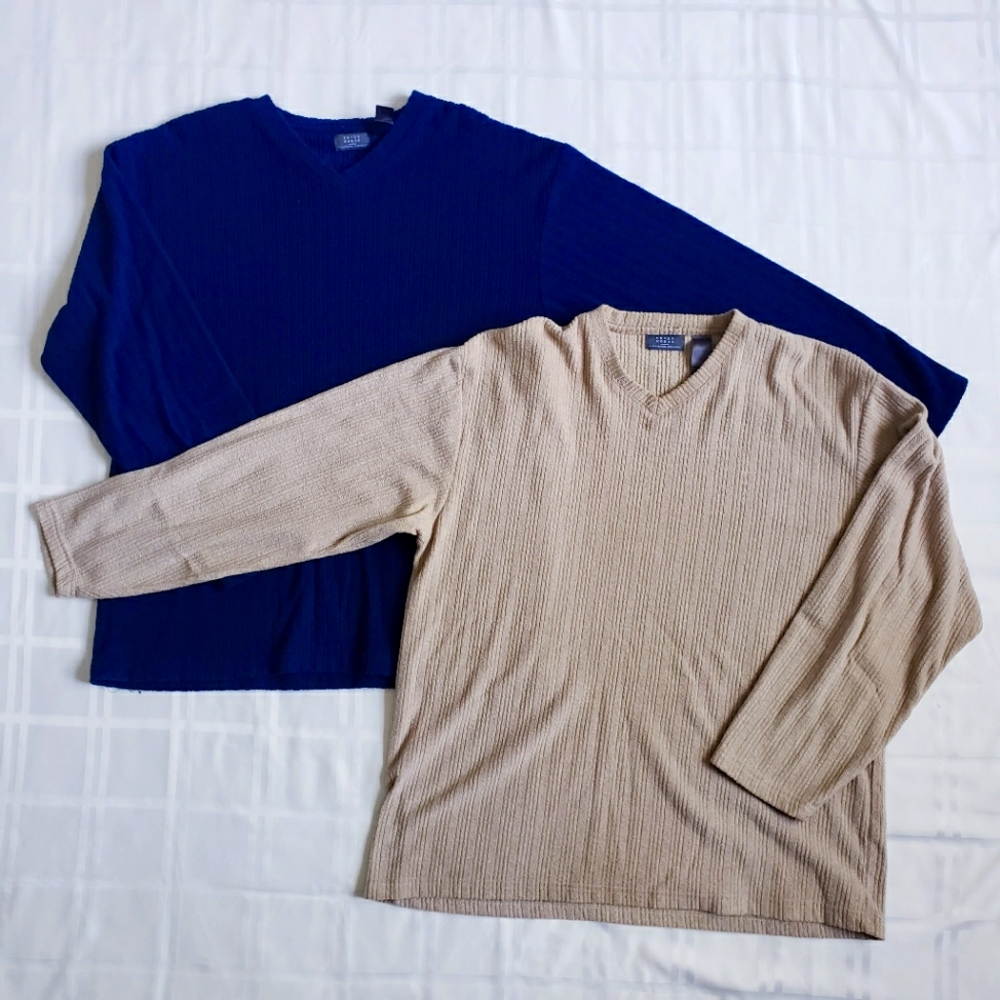Bundle of 2 LIZ CLAIBORNE Men's Sweaters in Navy Blue and Beige